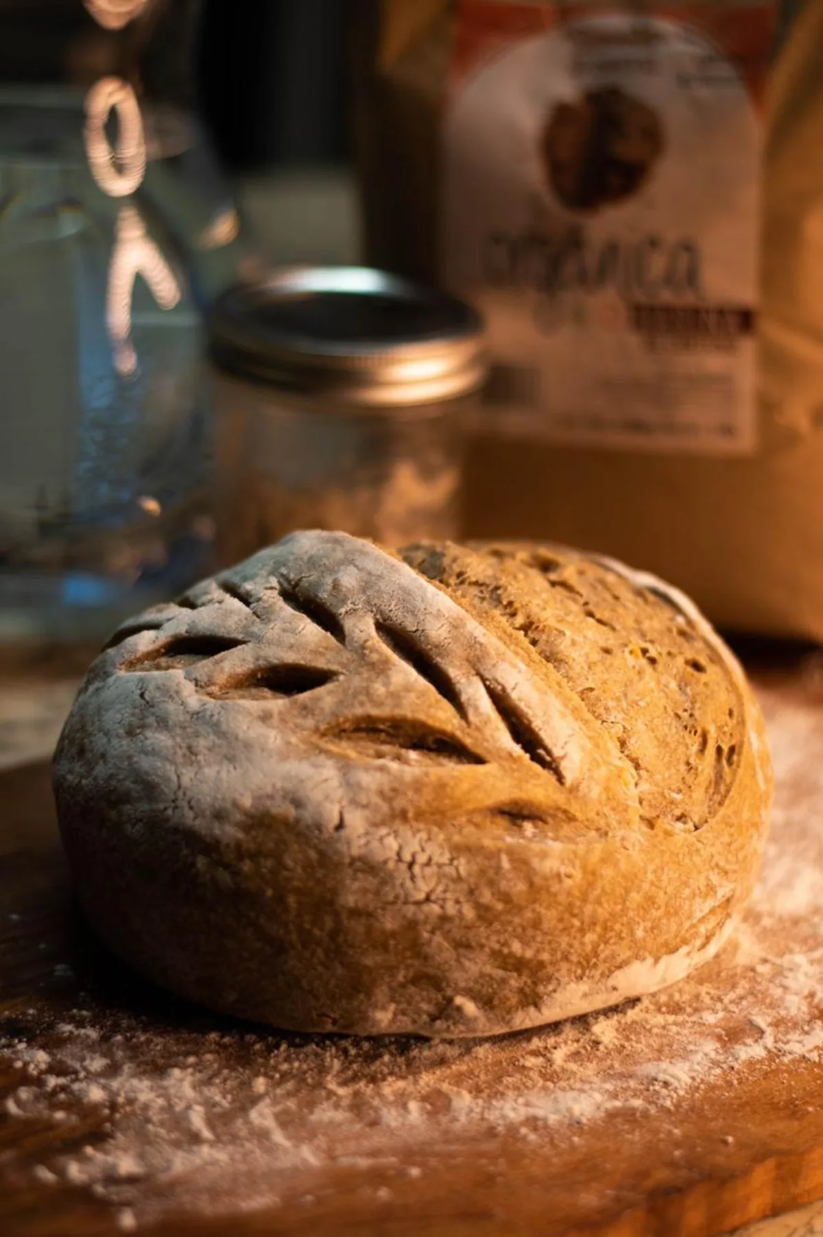 Pan de masa madre con toppings naturales en tabla de madera