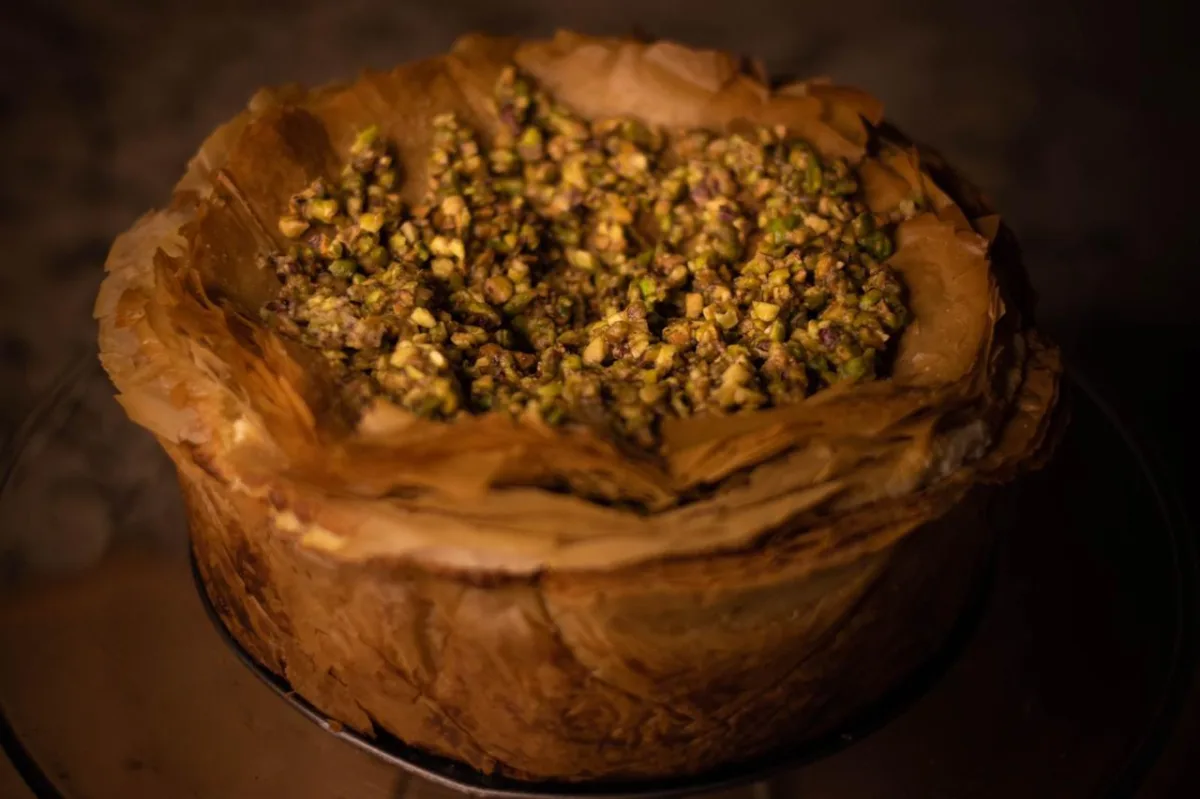 Cheesecake baklava con pistaches vista superior