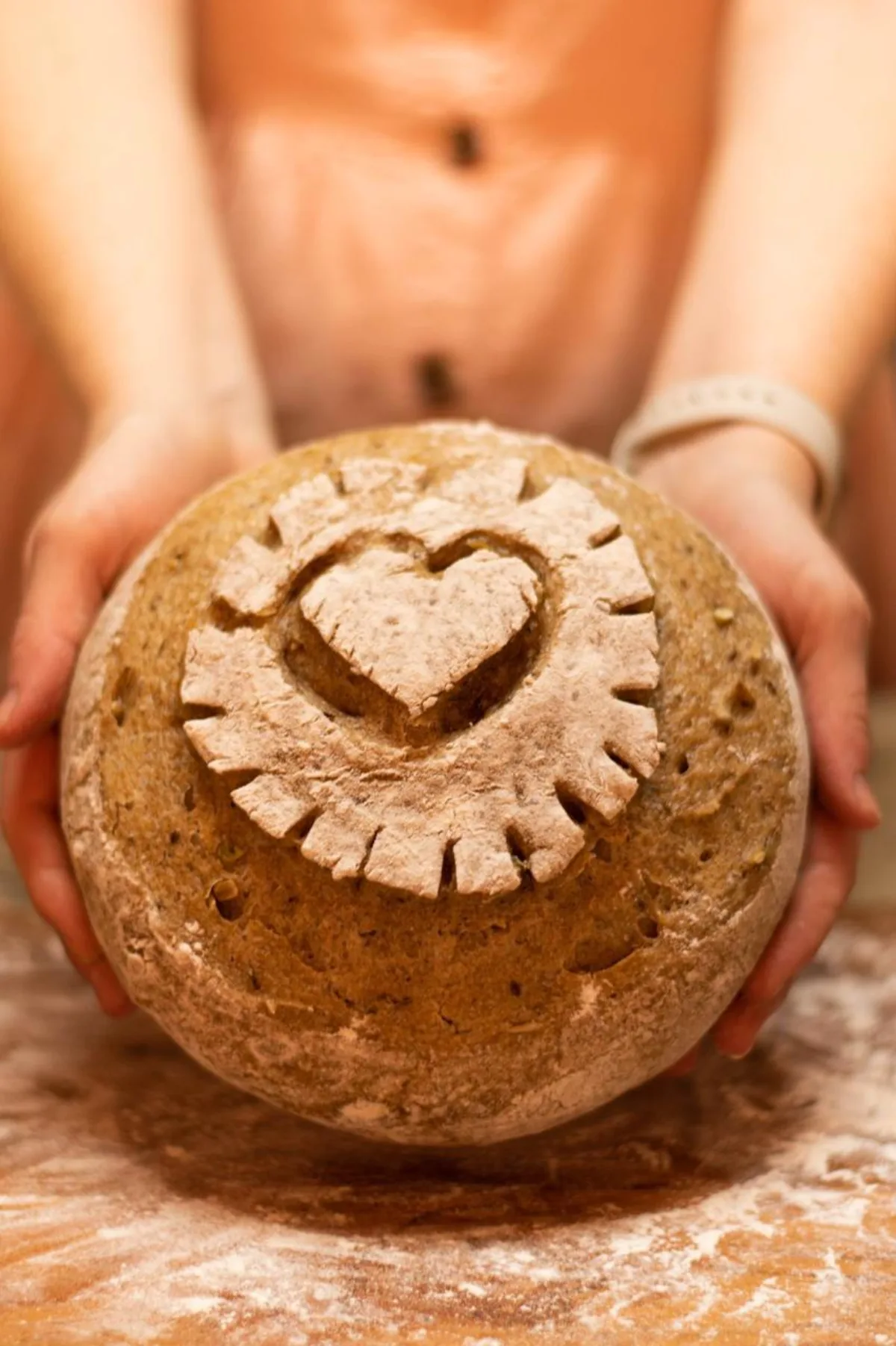 Enharinado de pan artesanal en panadería Pan con Amour