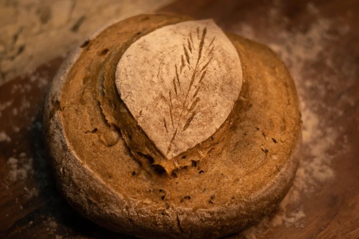 Pan de masa madre con decoración de hoja desde arriba