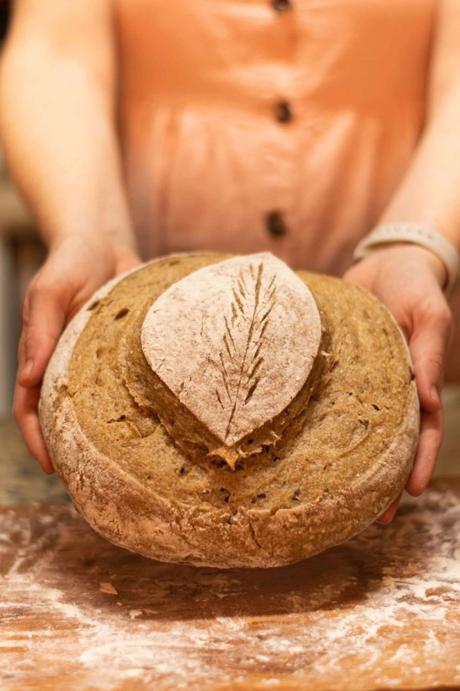 Pan de masa madre con decoración de corazón, hecho por Pan con Amour