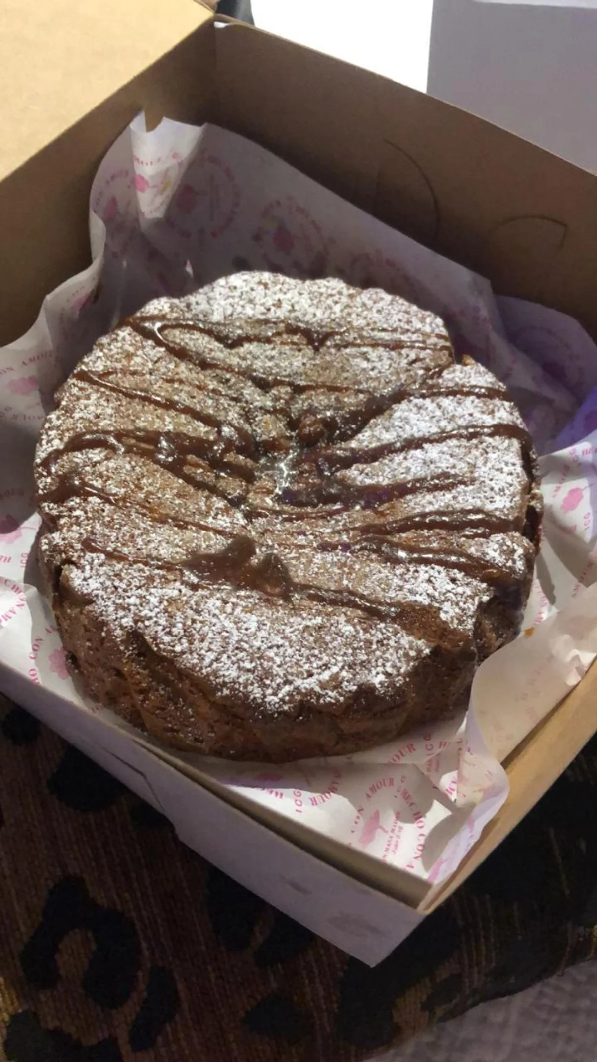Pastel de cajeta artesanal con azúcar glass y nuez - Pan con Amour