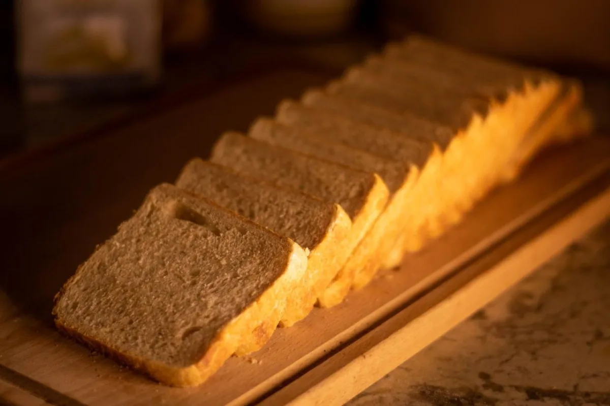 Pan de barra de mantequilla de masa madre rebanado - Pan con Amour