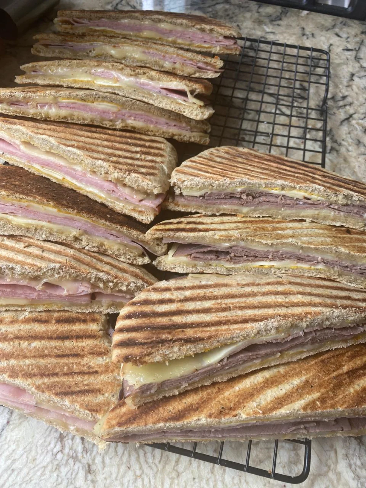 Paninis artesanales de rost beef, pechuga de pavo y selva negra - Pan con Amour