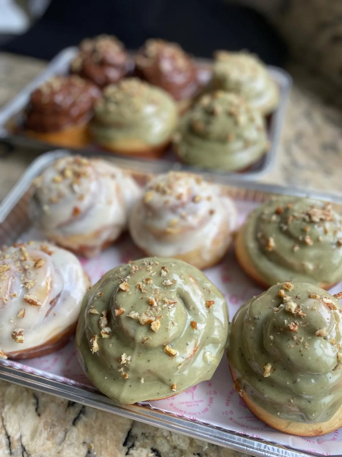 Roles de canela de sabores matcha, cacao, blueberry, cajeta y nuez - Pan con Amour